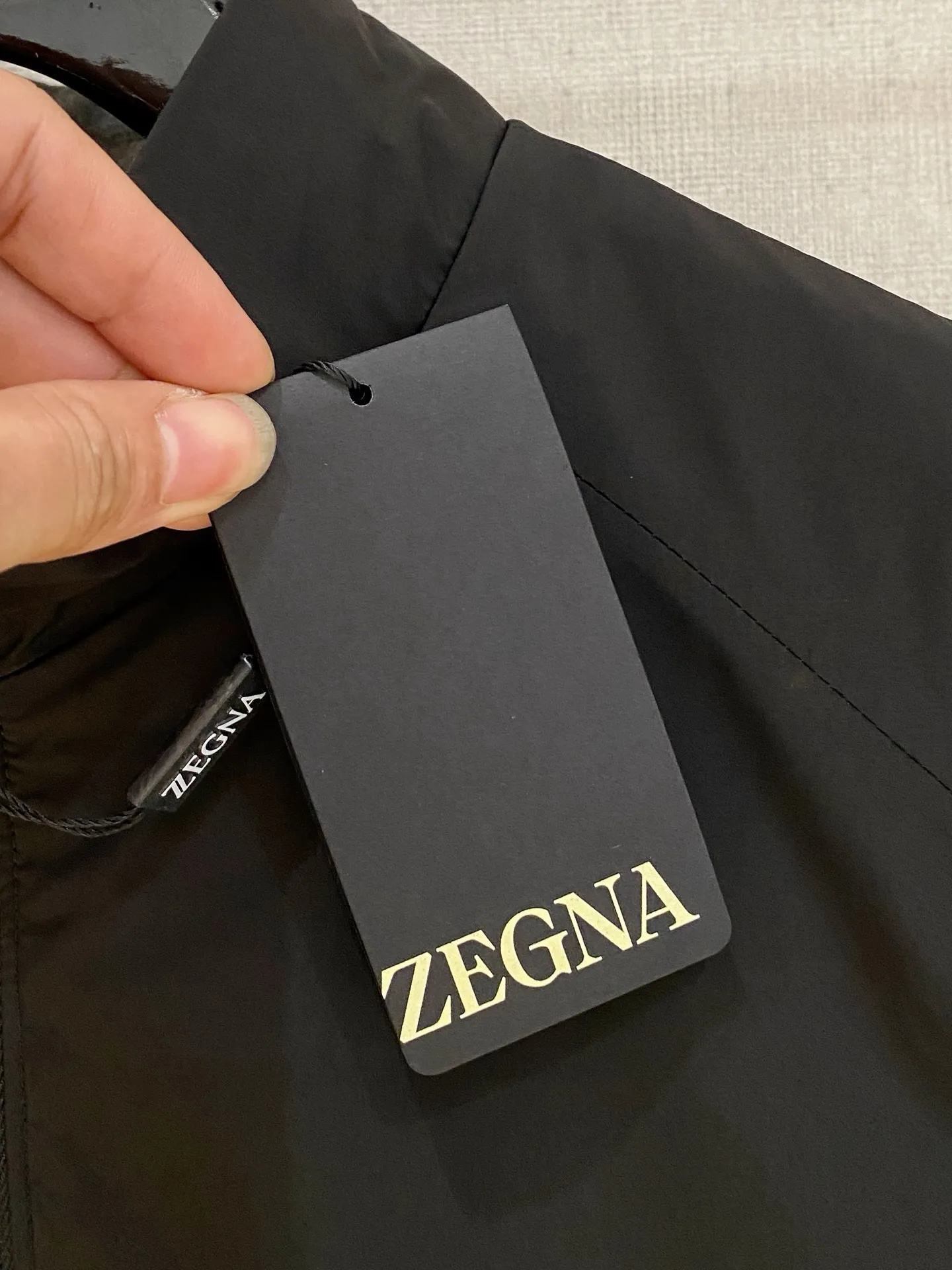 Zegna ： ， ， ， 、 ， ； ，Breathable ， ， 。 ： logo， ； ， ， ； ， ， ； ， ， 。 ： ， ， ； ， ， T 、 、 ； ， ； ， ， 。 ： 、 、 ， ， Versatile 。 ：Cream White、 、Navy Blue 、Black Sizes：M-4XL